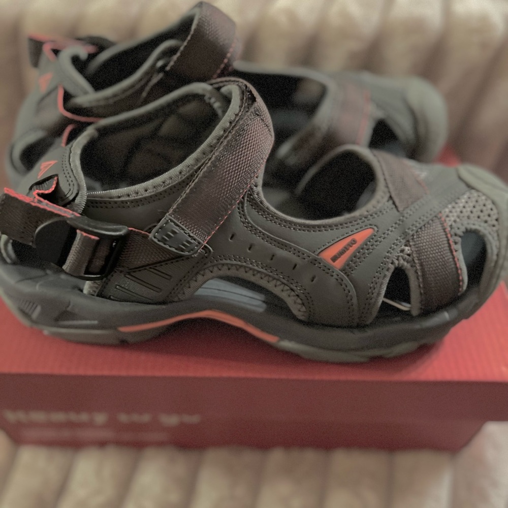HUMTTO OUTDOOR SANDALS, LADIES SIZE 9W, NEW IN BOX